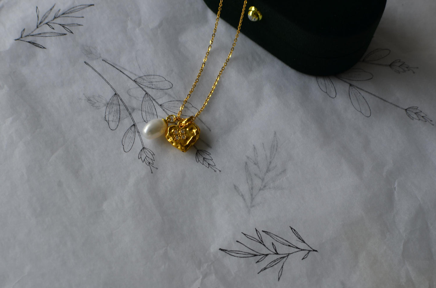 18k yellow Gold Pearl & Moissanite Heart Pendant Necklace with Natural rice-shaped freshwater pearl