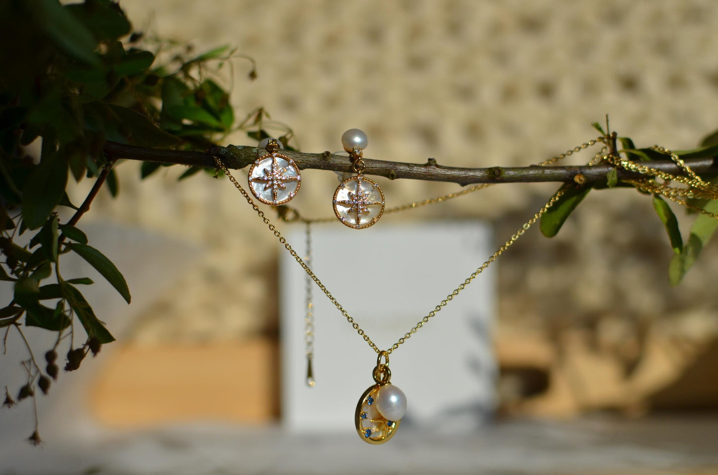 Gold Starburst Mother-of-Pearl Jewelry Set – Pearl Necklace & Earrings