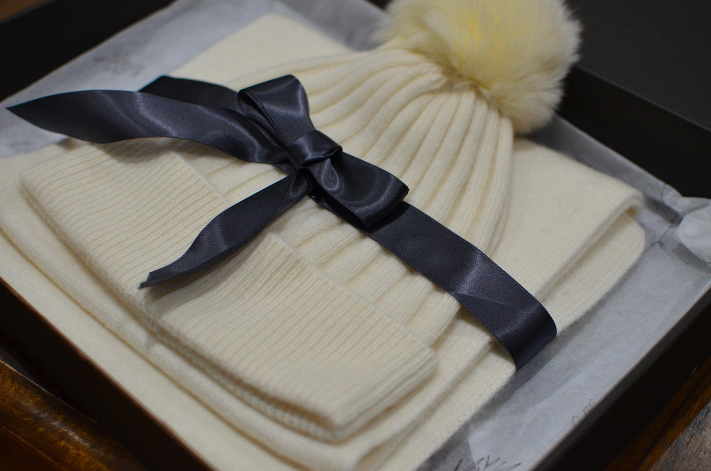 Christmas gift box Cashmere Gift Set: Scarf, Beanie, Socks