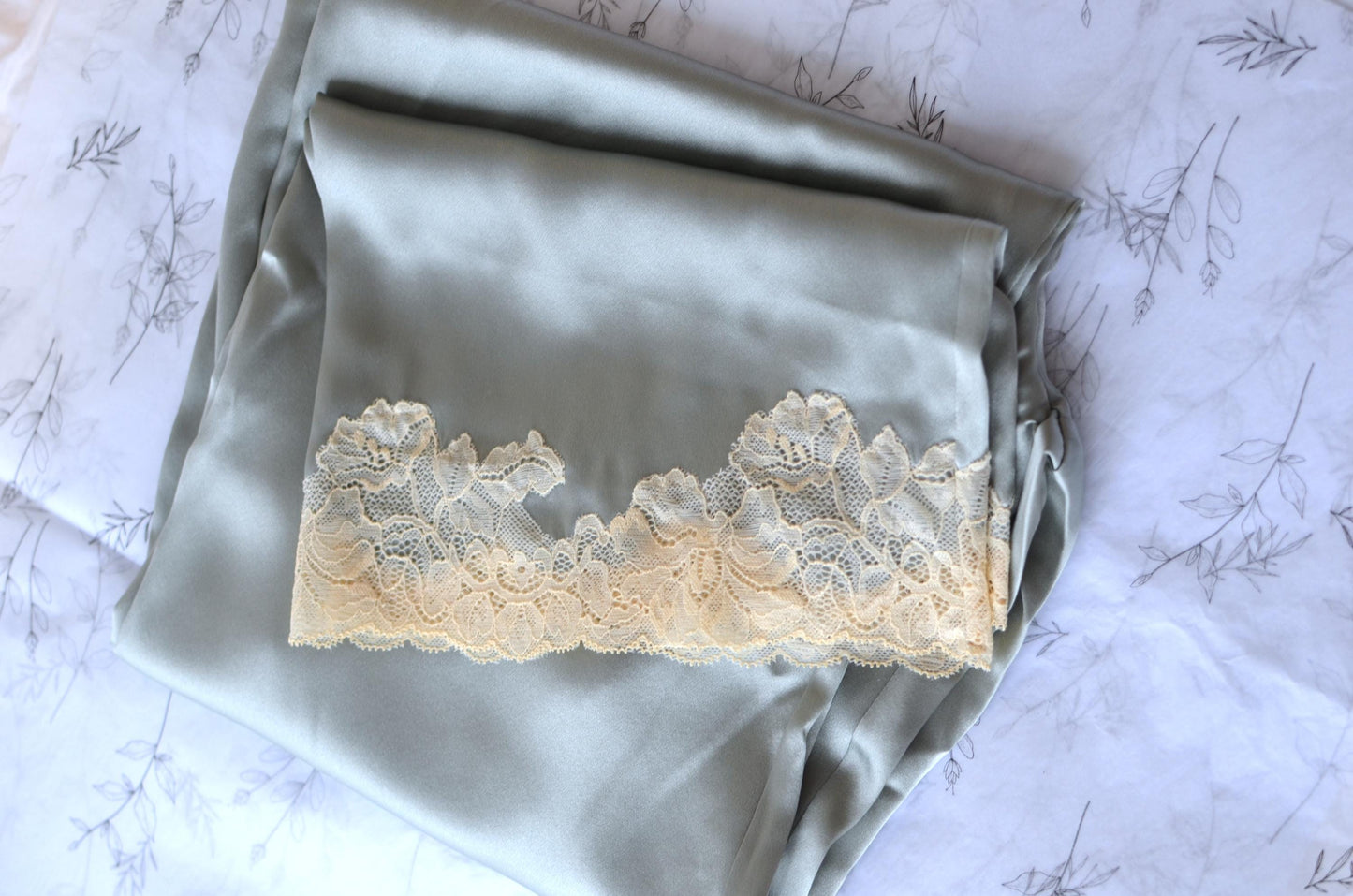 Mulberry Silk Pajama Set with Lace: 6A Grade Silk, Three-Quarter Sleeves