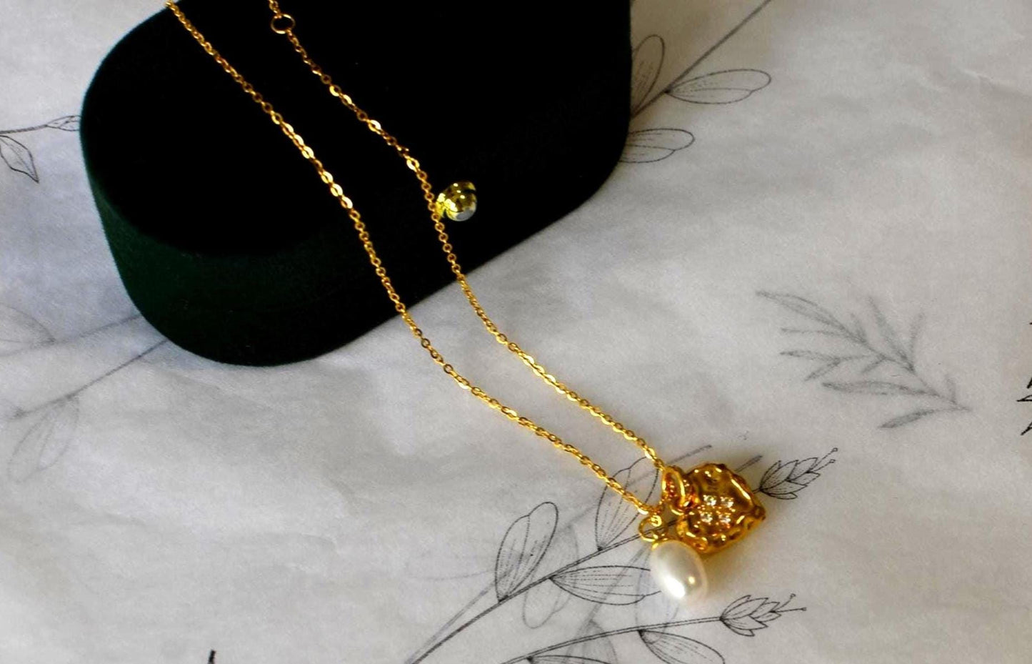 18k yellow Gold Pearl & Moissanite Heart Pendant Necklace with Natural rice-shaped freshwater pearl