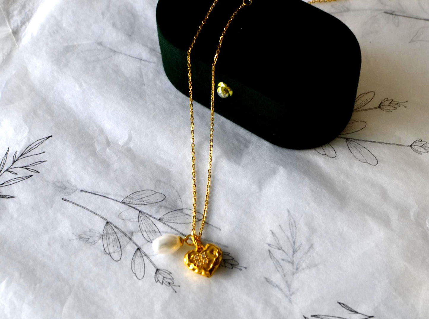18k yellow Gold Pearl & Moissanite Heart Pendant Necklace with Natural rice-shaped freshwater pearl
