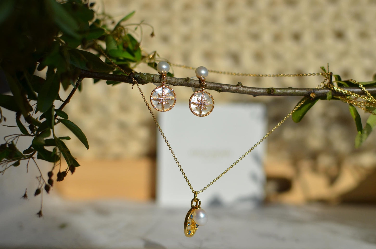 Gold Starburst Mother-of-Pearl Jewelry Set – Pearl Necklace & Earrings