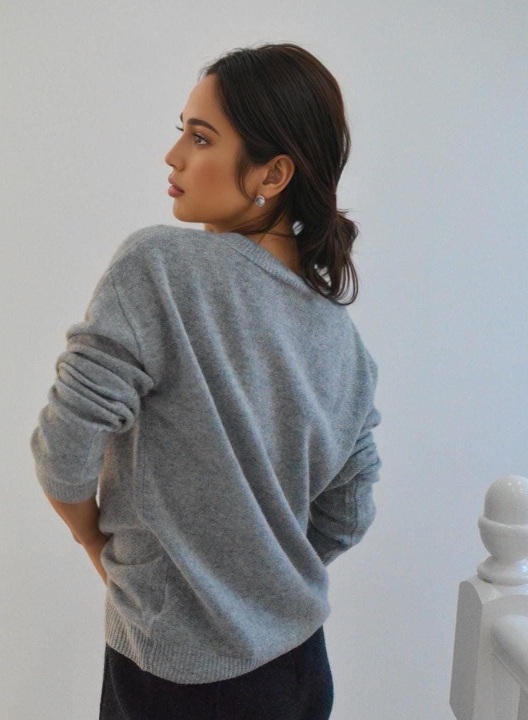 Lightweight Cashmere & Wool Blend high Crewneck Sweater, Timeless Elegance and Cozy Comfort