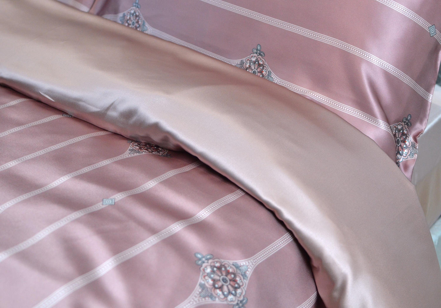 Floral Mulberry Silk Bedding Set: 25 Momme Duvet Cover & Pillowcases