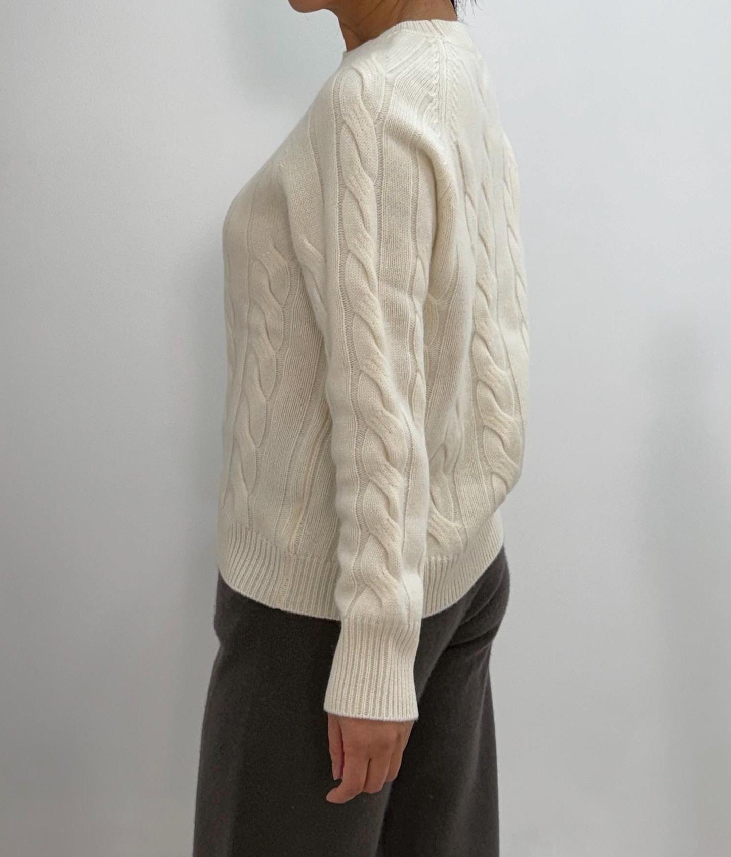 100% Pure Cashmere Cable-Knit Sweater – Dark brown/ Timeless Elegance and Cozy Comfort