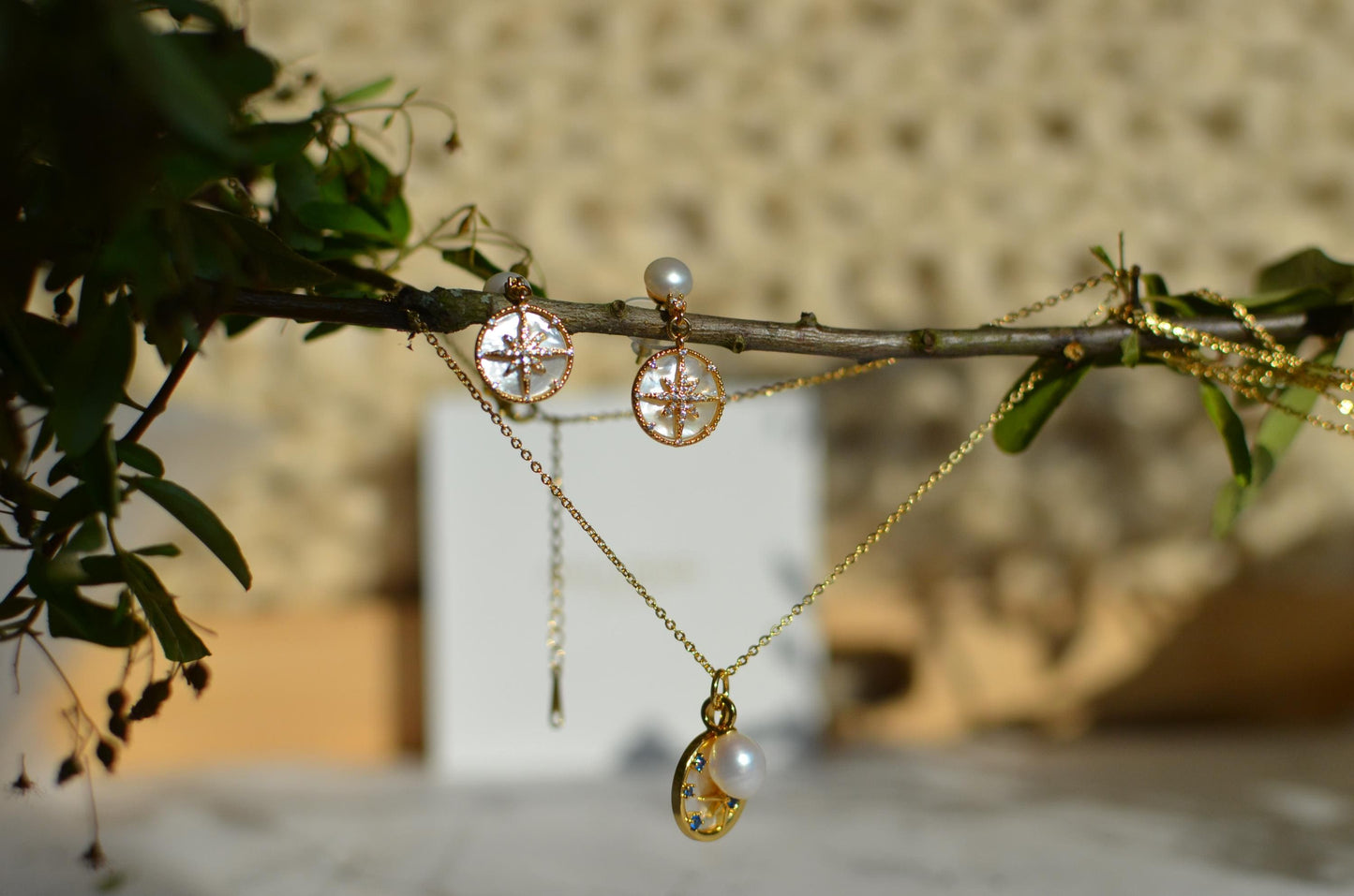 Gold Starburst Mother-of-Pearl Jewelry Set – Pearl Necklace & Earrings