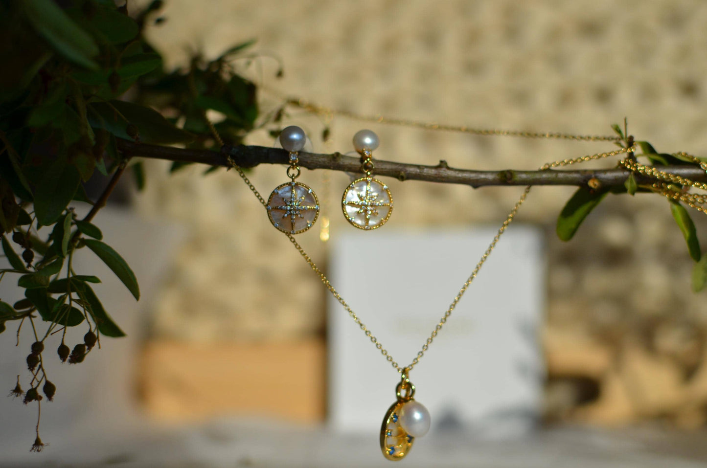Gold Starburst Mother-of-Pearl Jewelry Set – Pearl Necklace & Earrings