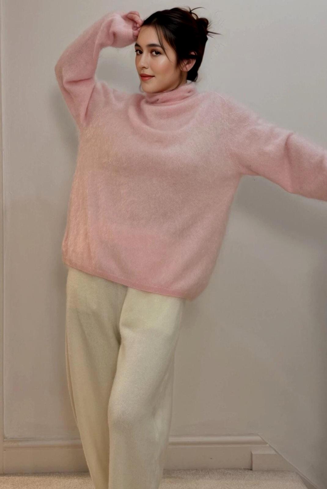 100% Brushed Cashmere Turtle Crewneck Sweater Pink