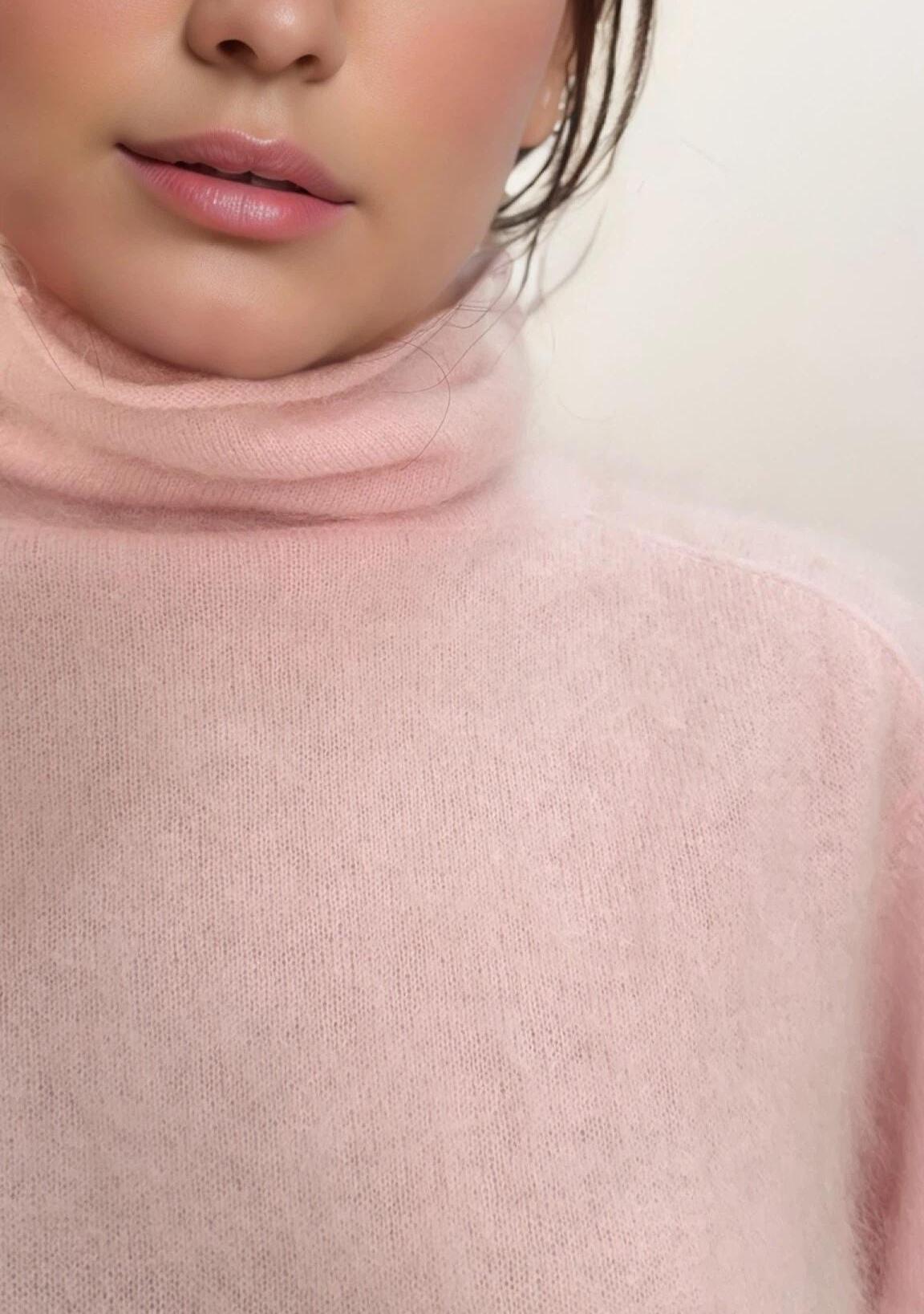 100% Brushed Cashmere Turtle Crewneck Sweater Pink