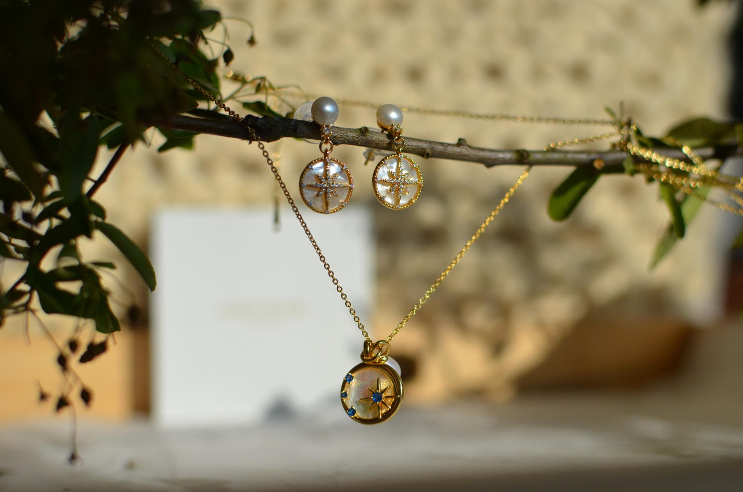 Gold Starburst Mother-of-Pearl Jewelry Set – Pearl Necklace & Earrings