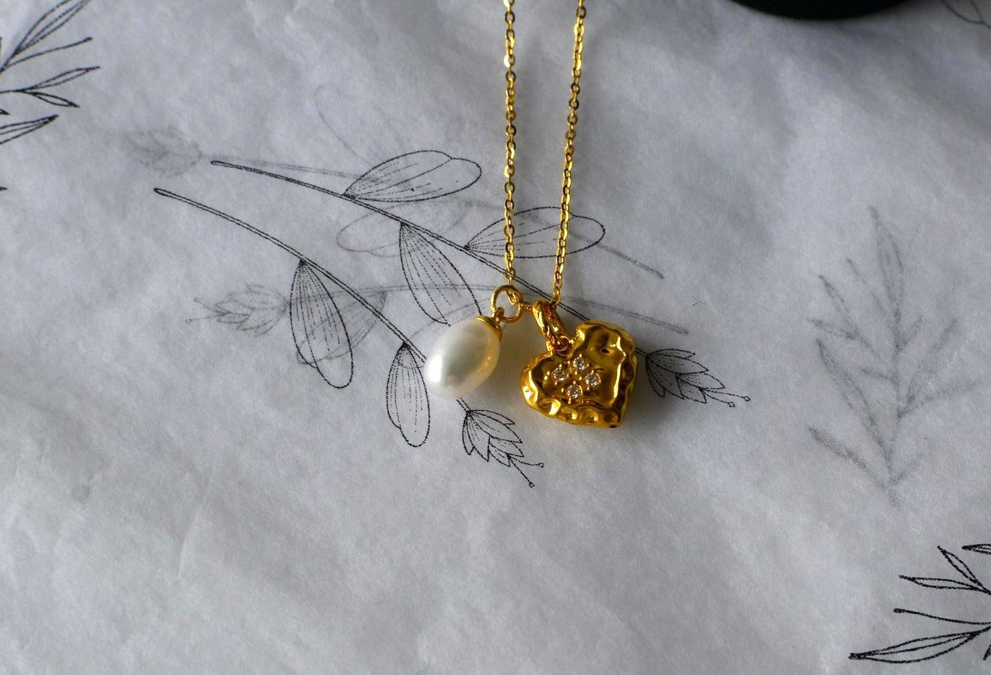 18k yellow Gold Pearl & Moissanite Heart Pendant Necklace with Natural rice-shaped freshwater pearl