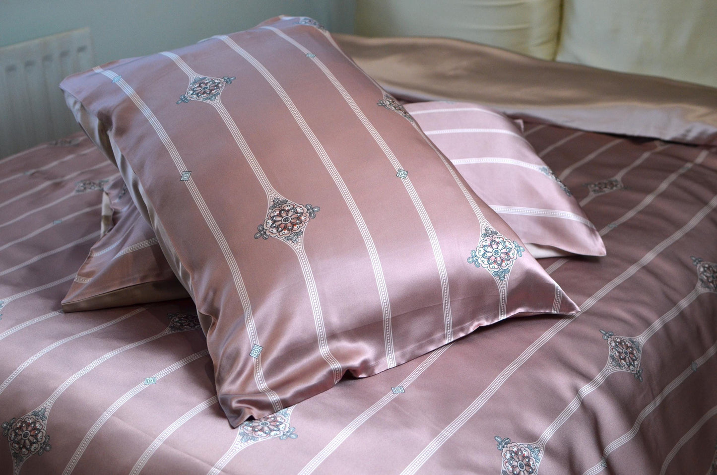 Floral Mulberry Silk Bedding Set: 25 Momme Duvet Cover & Pillowcases