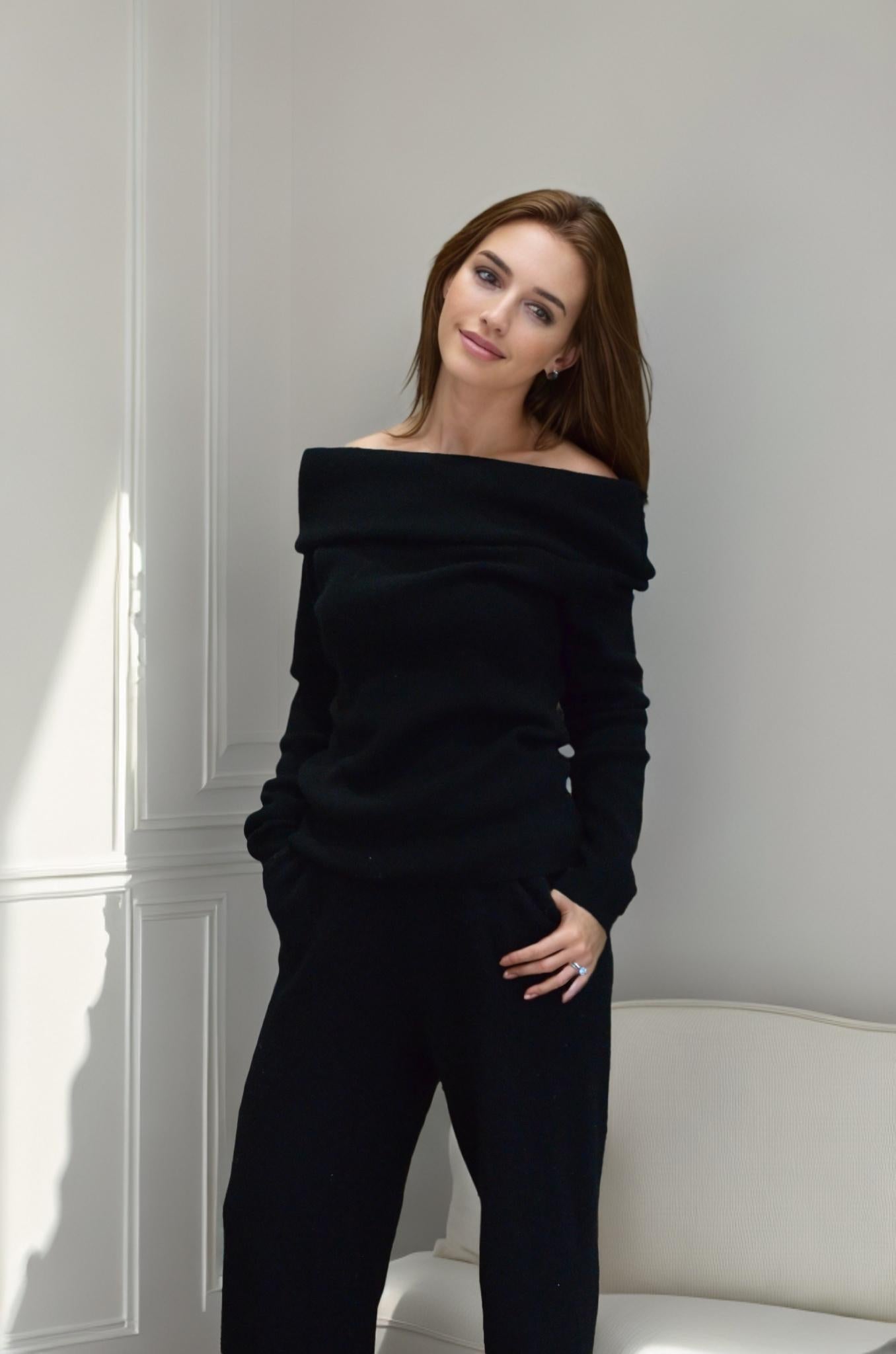 Luxurious Off-the-Shoulder Cashmere and Wool Blend Sweater – Timeless Elegance and Cozy Comfort
