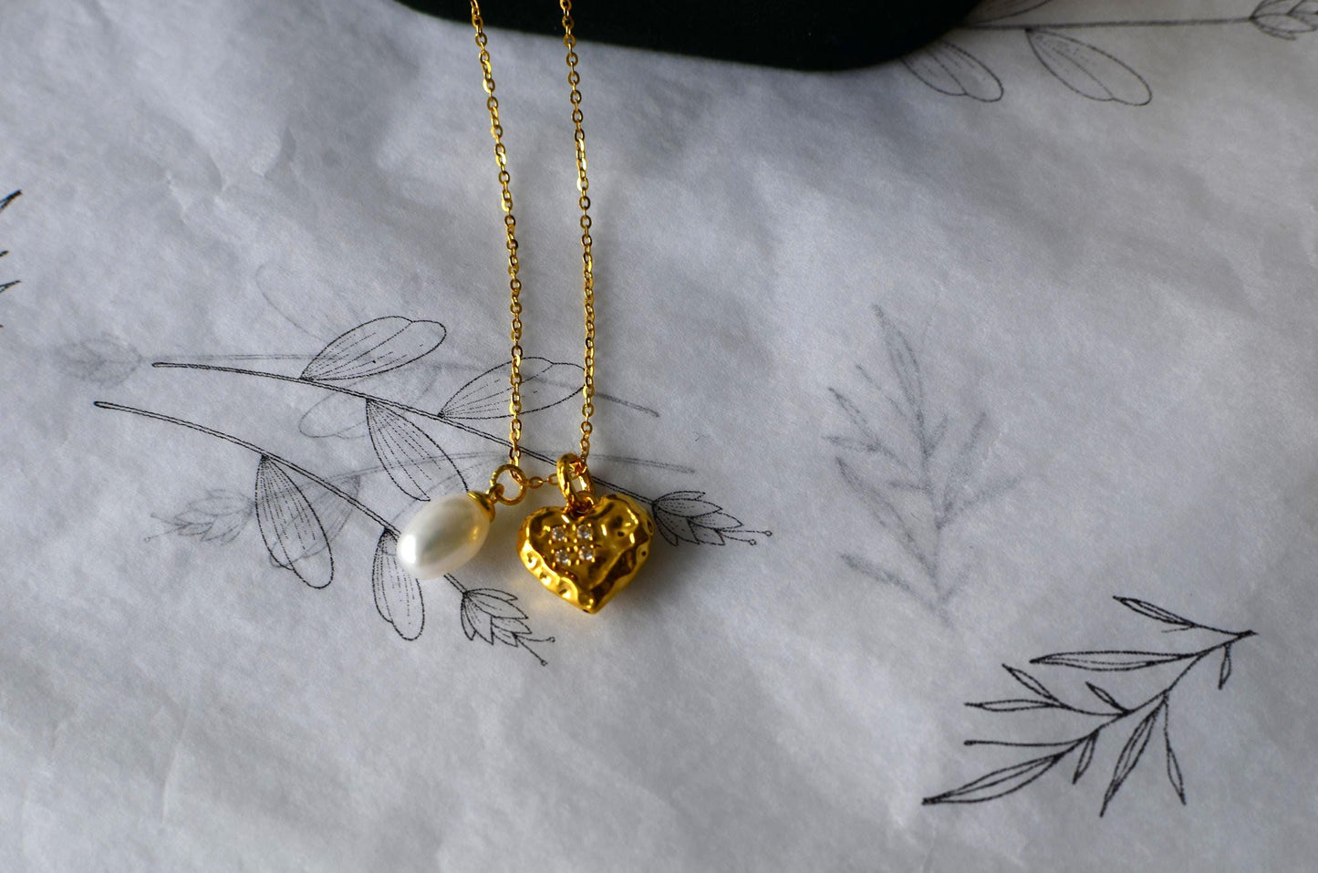 18k yellow Gold Pearl & Moissanite Heart Pendant Necklace with Natural rice-shaped freshwater pearl