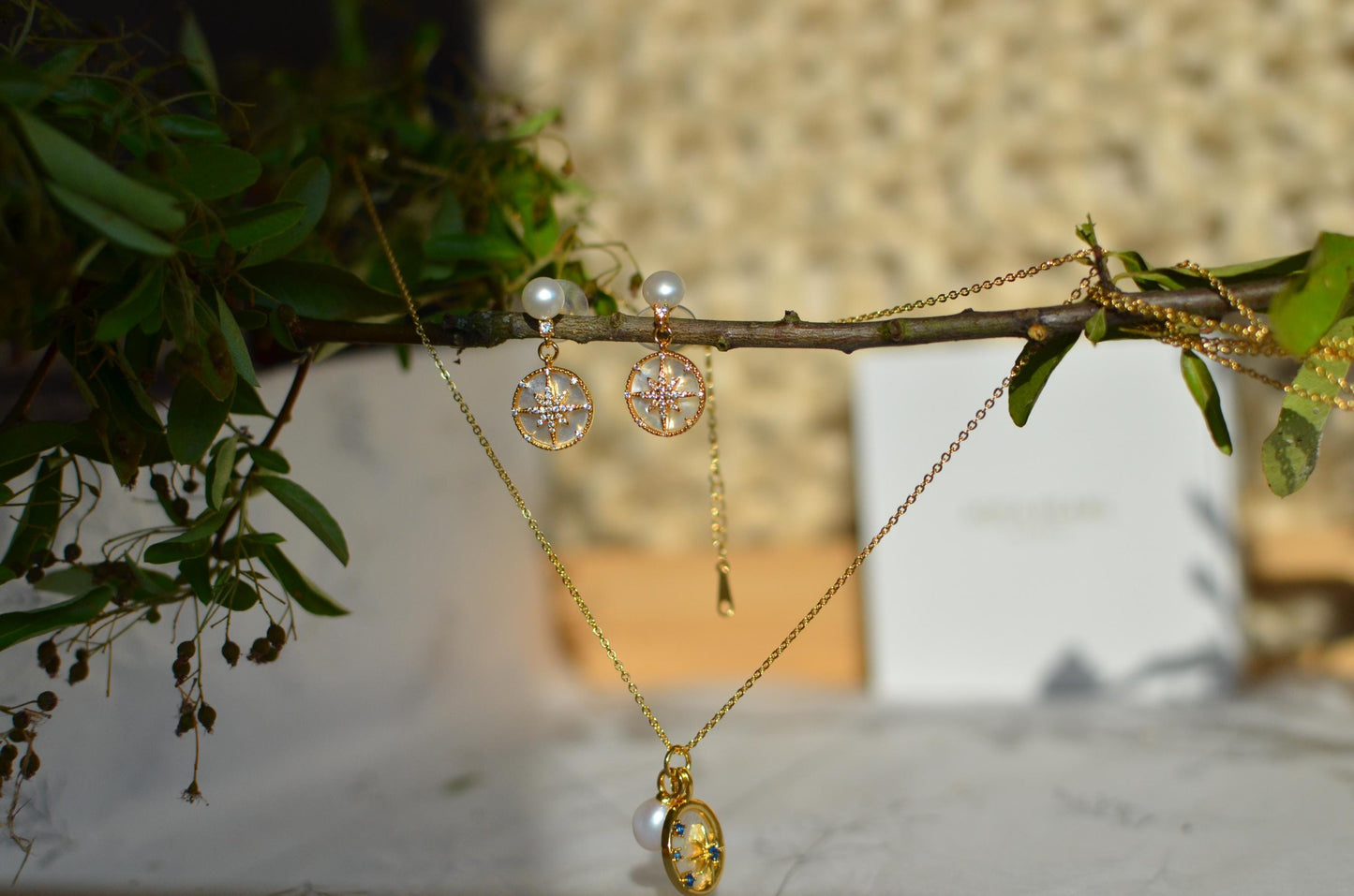 Gold Starburst Mother-of-Pearl Jewelry Set – Pearl Necklace & Earrings