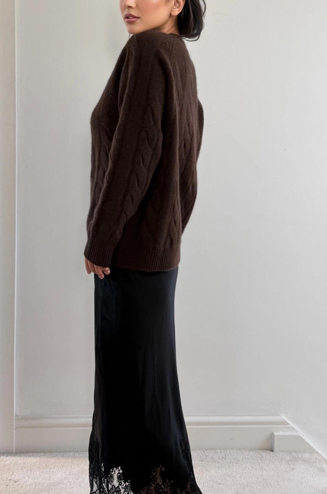 100% Pure Cashmere Cable-Knit Sweater – Dark brown/ Timeless Elegance and Cozy Comfort