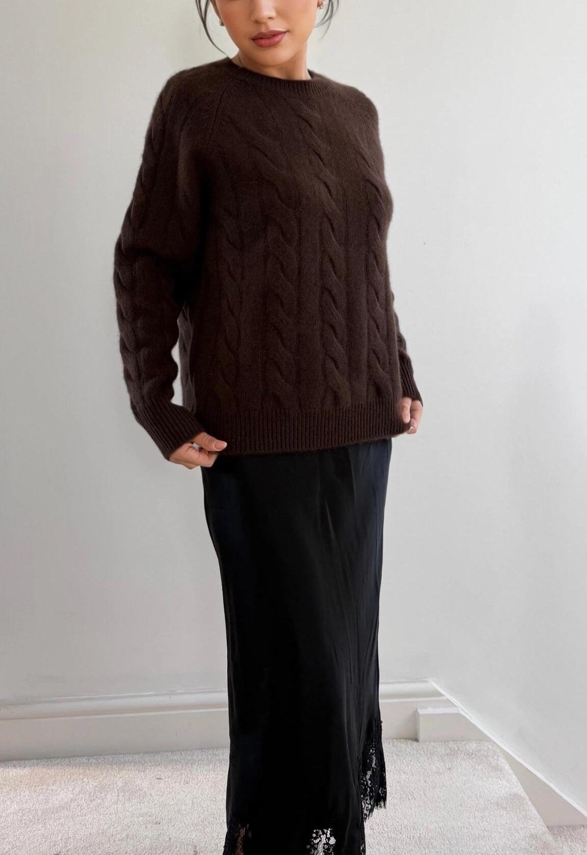 100% Pure Cashmere Cable-Knit Sweater – Dark brown/ Timeless Elegance and Cozy Comfort