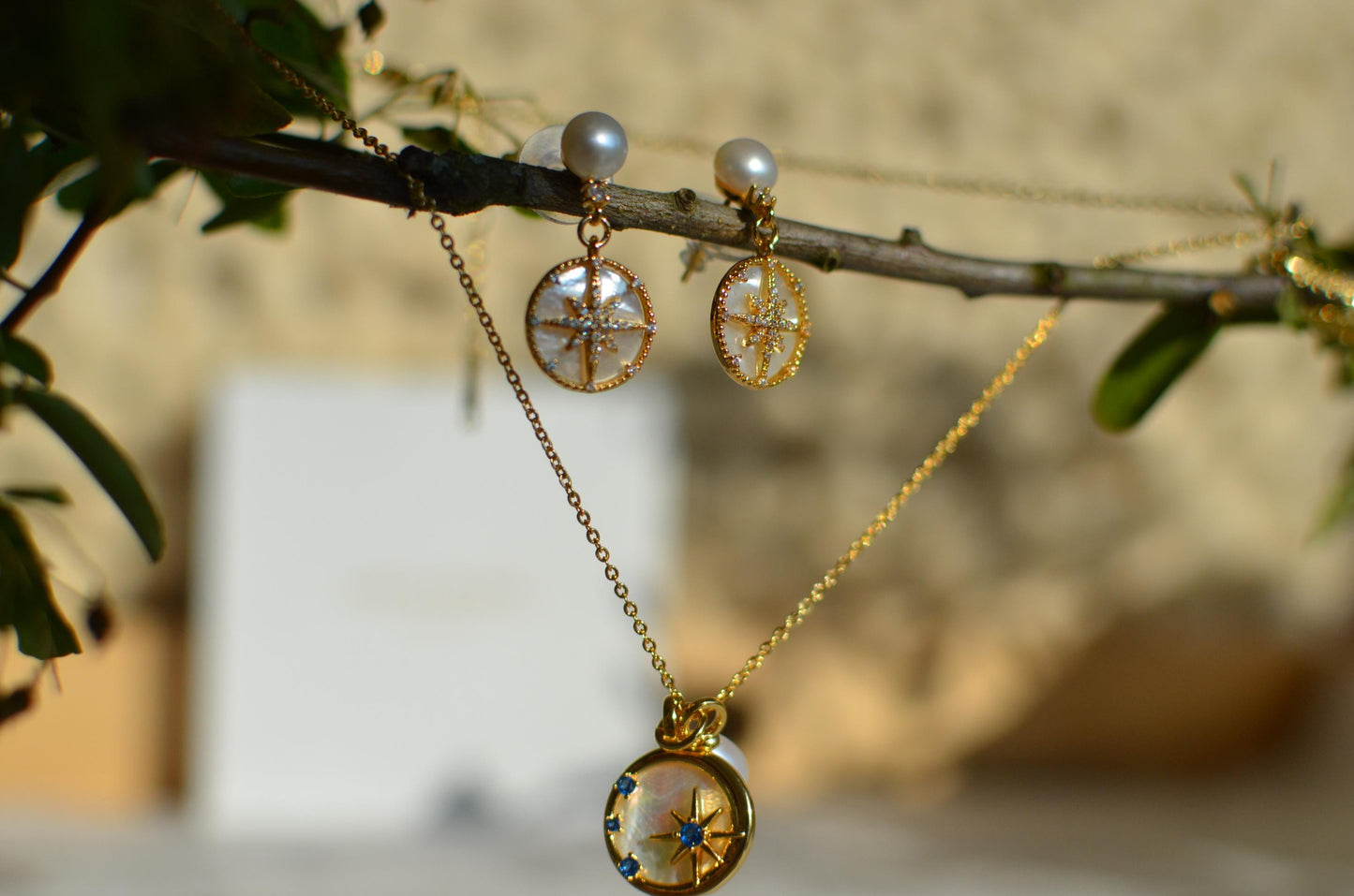 Gold Starburst Mother-of-Pearl Jewelry Set – Pearl Necklace & Earrings