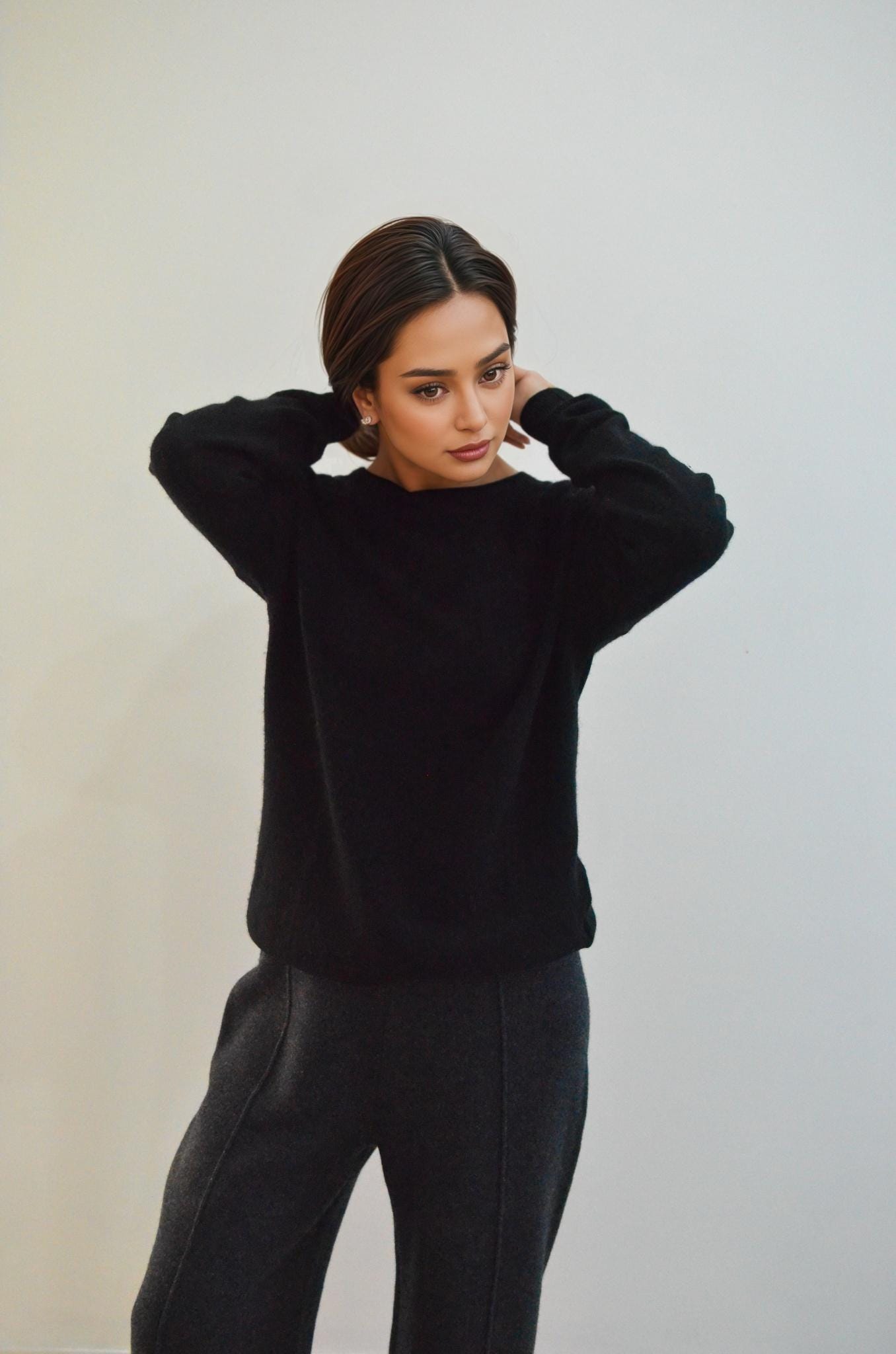 Lightweight Cashmere & Wool Blend high Crewneck Sweater, Timeless Elegance and Cozy Comfort