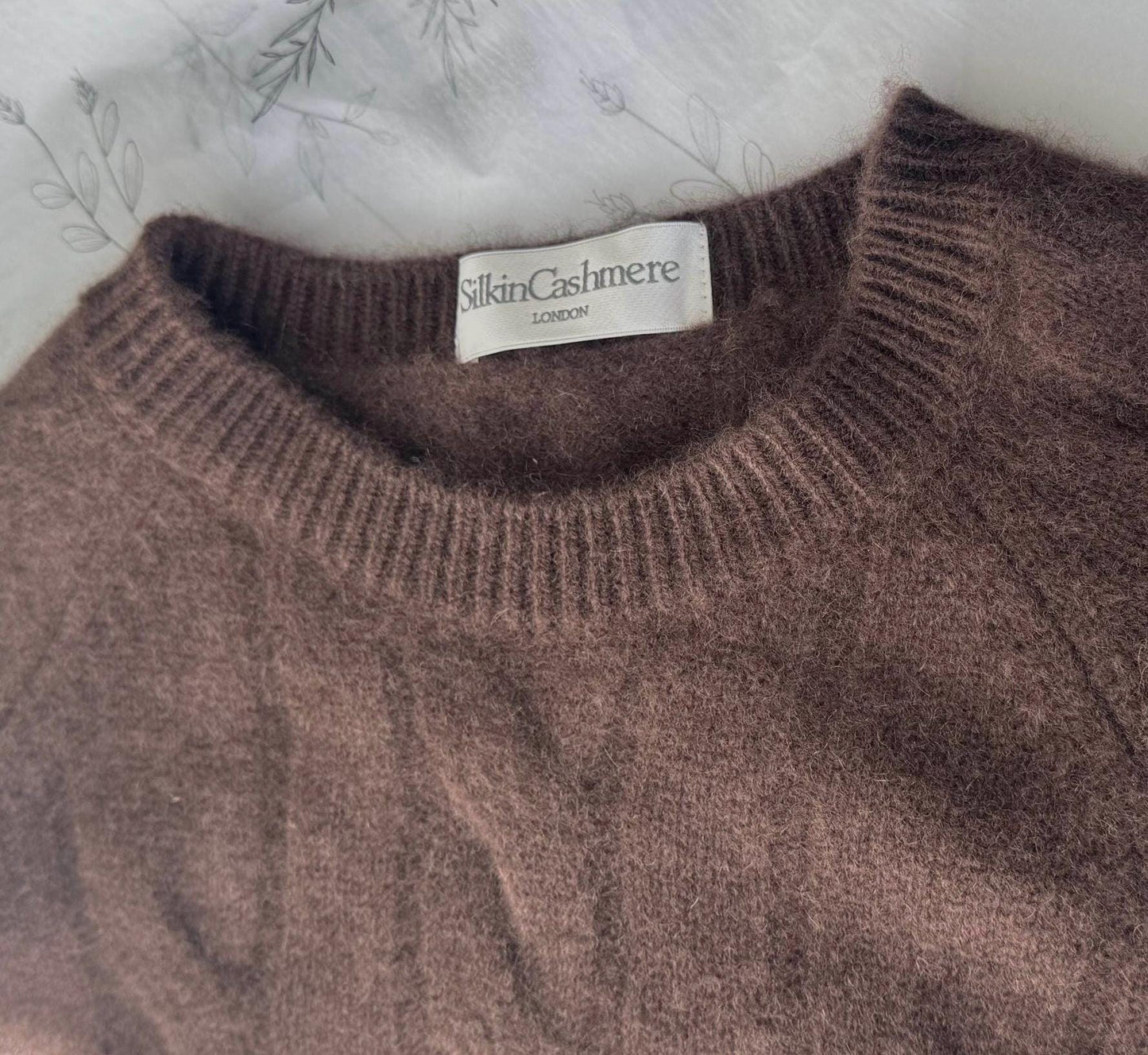 100% Pure Cashmere Cable-Knit Sweater – Dark brown/ Timeless Elegance and Cozy Comfort